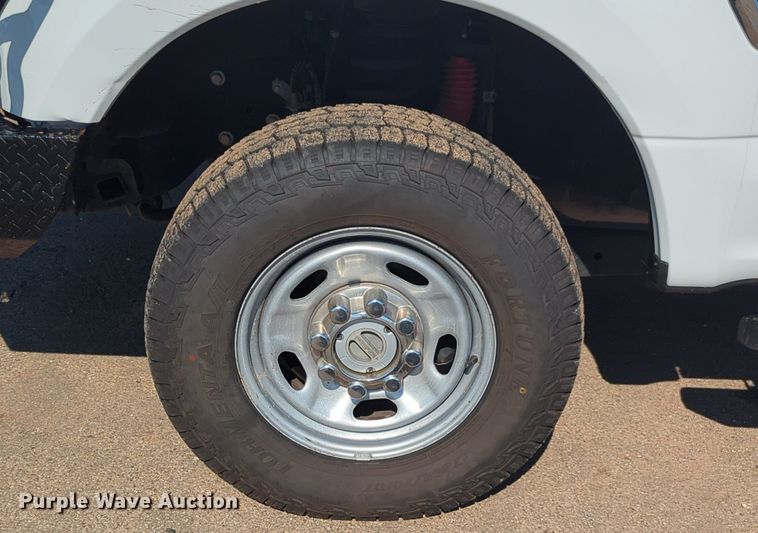 image for item NW9571 2019 Ford F250 Super Duty Crew Cab flatbed pickup truck