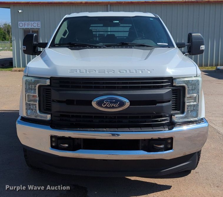 image for item NW9574 2017 Ford F250 Super Duty Crew Cab flatbed pickup truck