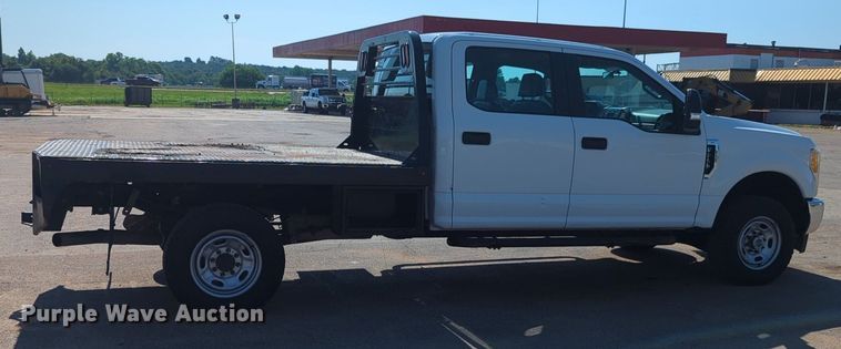 image for item NW9574 2017 Ford F250 Super Duty Crew Cab flatbed pickup truck