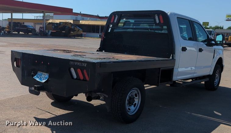 image for item NW9574 2017 Ford F250 Super Duty Crew Cab flatbed pickup truck