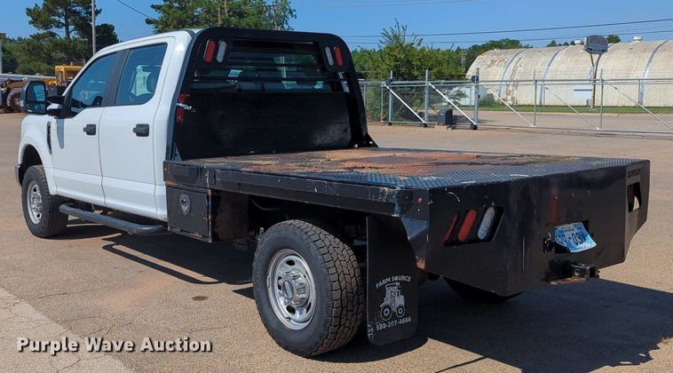image for item NW9574 2017 Ford F250 Super Duty Crew Cab flatbed pickup truck