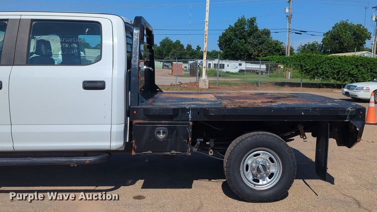 image for item NW9574 2017 Ford F250 Super Duty Crew Cab flatbed pickup truck