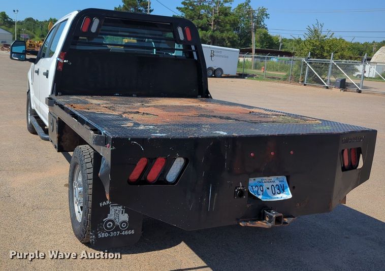 image for item NW9574 2017 Ford F250 Super Duty Crew Cab flatbed pickup truck