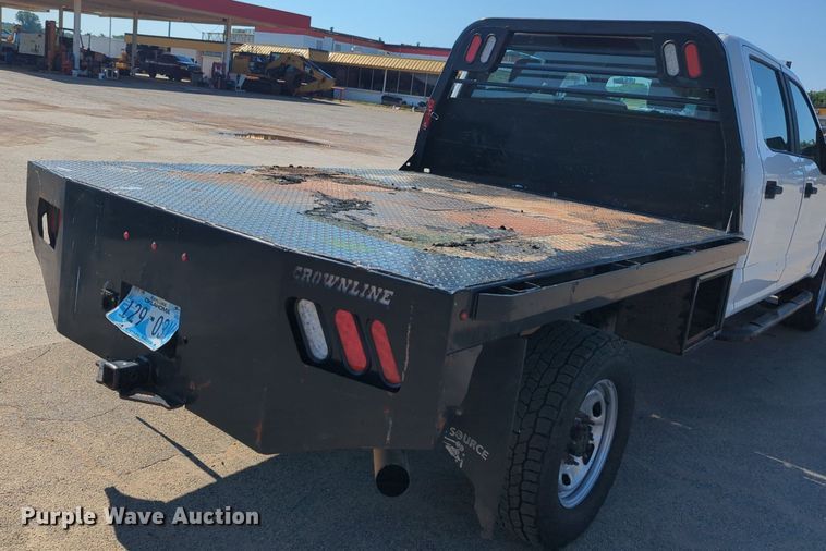 image for item NW9574 2017 Ford F250 Super Duty Crew Cab flatbed pickup truck