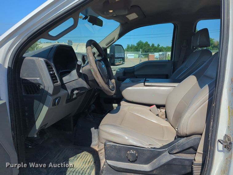 image for item NW9574 2017 Ford F250 Super Duty Crew Cab flatbed pickup truck