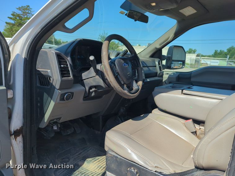 image for item NW9574 2017 Ford F250 Super Duty Crew Cab flatbed pickup truck