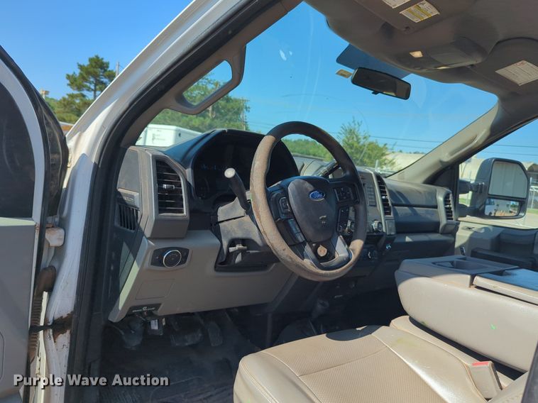 image for item NW9574 2017 Ford F250 Super Duty Crew Cab flatbed pickup truck