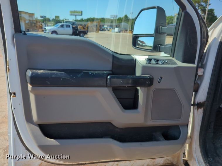 image for item NW9574 2017 Ford F250 Super Duty Crew Cab flatbed pickup truck