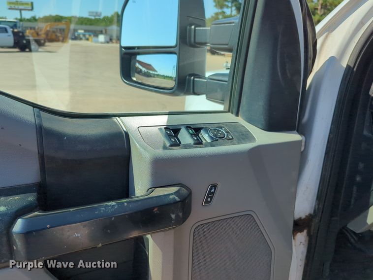 image for item NW9574 2017 Ford F250 Super Duty Crew Cab flatbed pickup truck