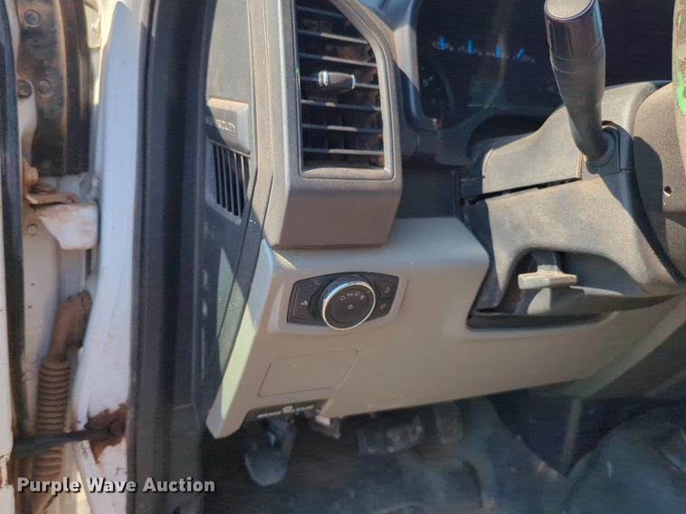 image for item NW9574 2017 Ford F250 Super Duty Crew Cab flatbed pickup truck