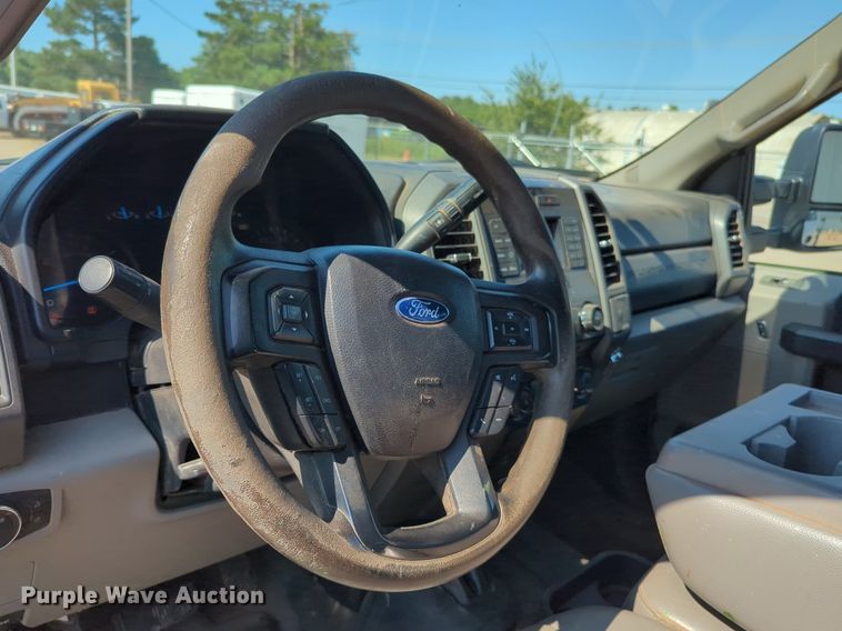 image for item NW9574 2017 Ford F250 Super Duty Crew Cab flatbed pickup truck