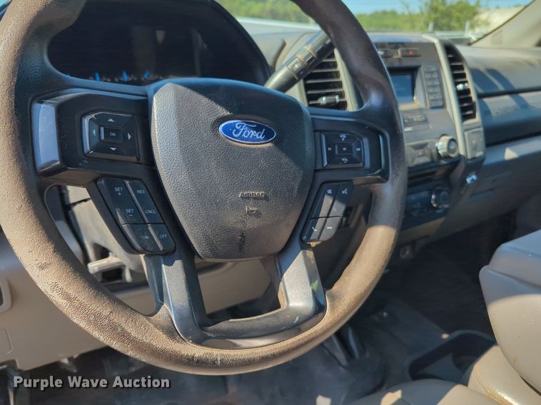 image for item NW9574 2017 Ford F250 Super Duty Crew Cab flatbed pickup truck