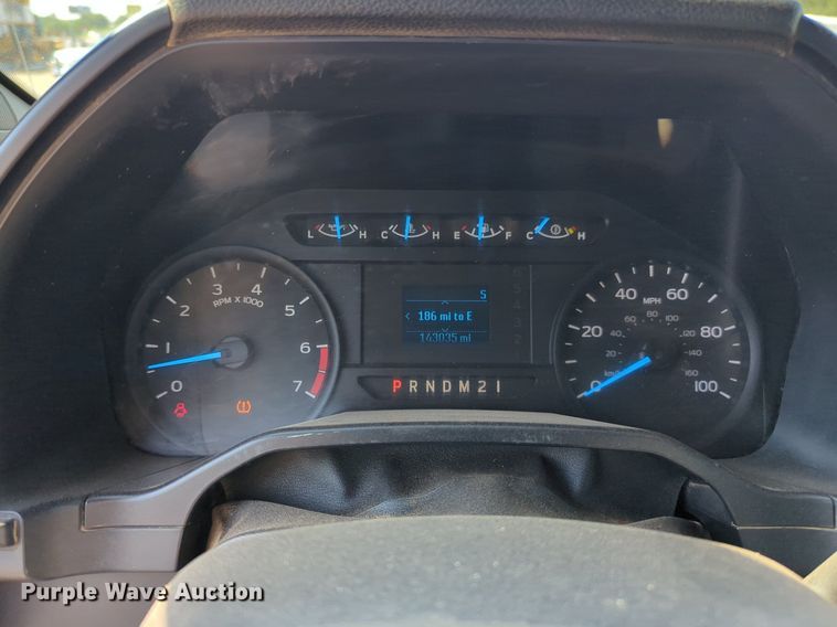 image for item NW9574 2017 Ford F250 Super Duty Crew Cab flatbed pickup truck