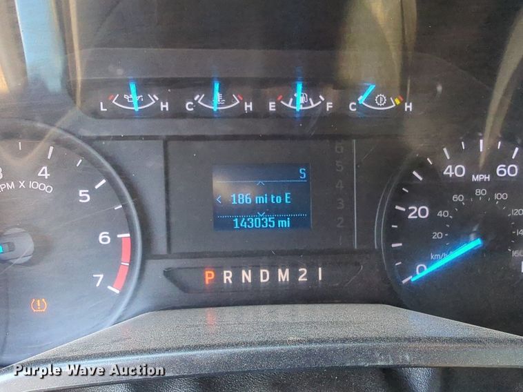 image for item NW9574 2017 Ford F250 Super Duty Crew Cab flatbed pickup truck