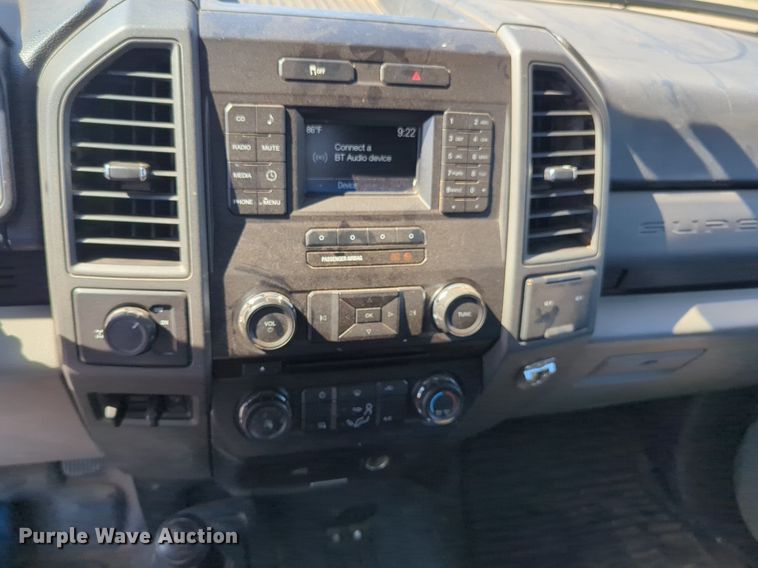 image for item NW9574 2017 Ford F250 Super Duty Crew Cab flatbed pickup truck