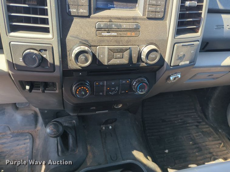 image for item NW9574 2017 Ford F250 Super Duty Crew Cab flatbed pickup truck