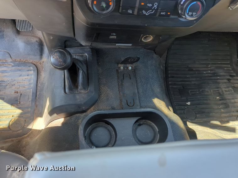 image for item NW9574 2017 Ford F250 Super Duty Crew Cab flatbed pickup truck