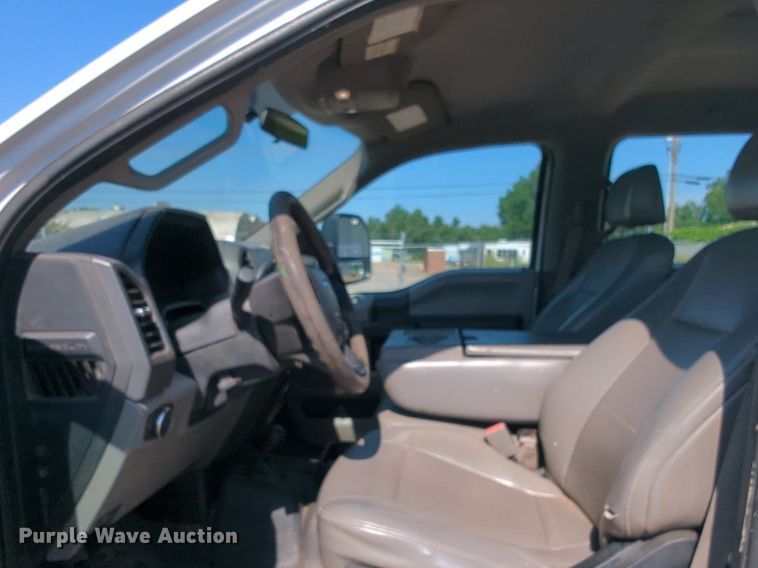 image for item NW9574 2017 Ford F250 Super Duty Crew Cab flatbed pickup truck