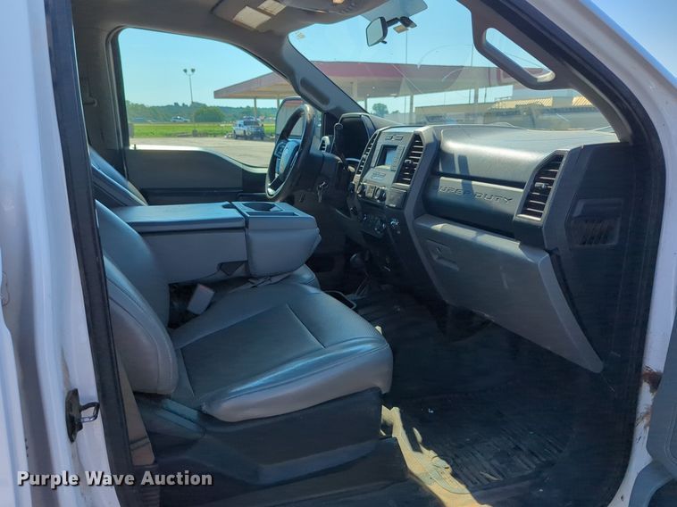 image for item NW9574 2017 Ford F250 Super Duty Crew Cab flatbed pickup truck