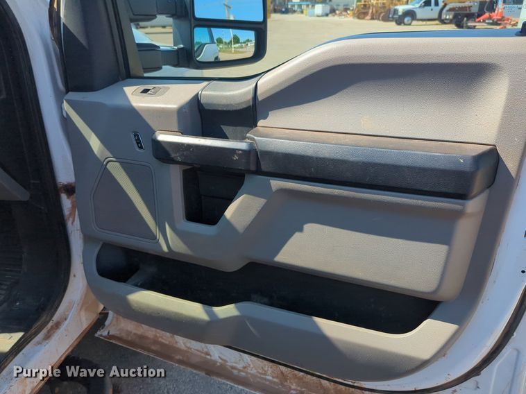 image for item NW9574 2017 Ford F250 Super Duty Crew Cab flatbed pickup truck