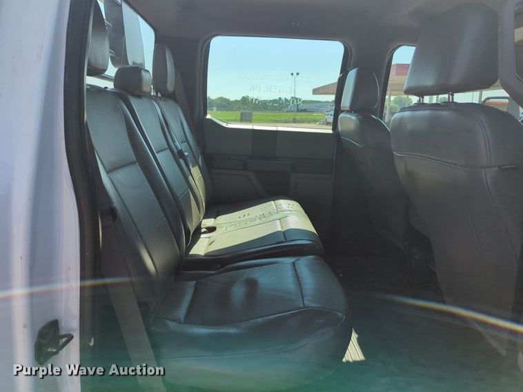 image for item NW9574 2017 Ford F250 Super Duty Crew Cab flatbed pickup truck