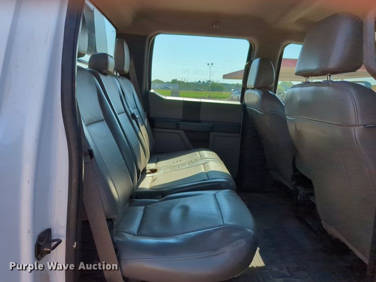 image for item NW9574 2017 Ford F250 Super Duty Crew Cab flatbed pickup truck