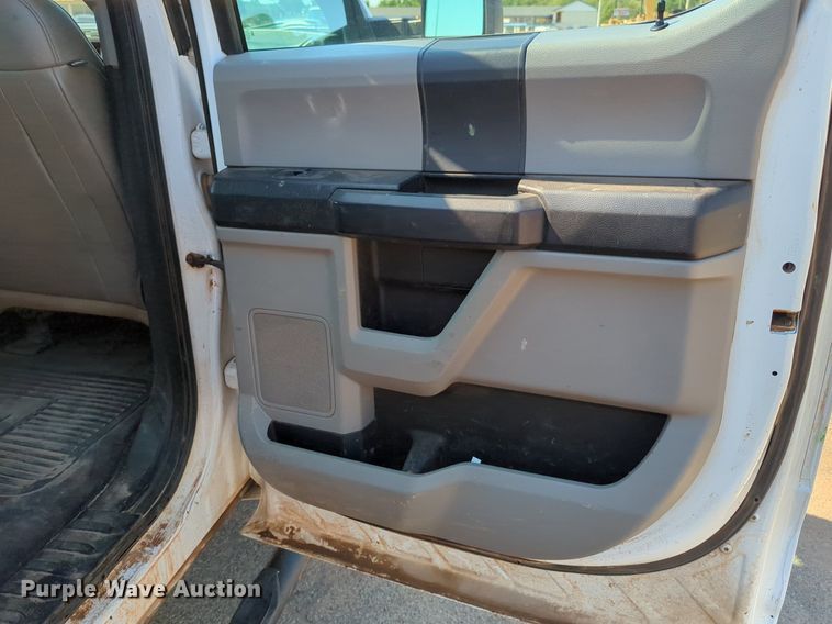 image for item NW9574 2017 Ford F250 Super Duty Crew Cab flatbed pickup truck