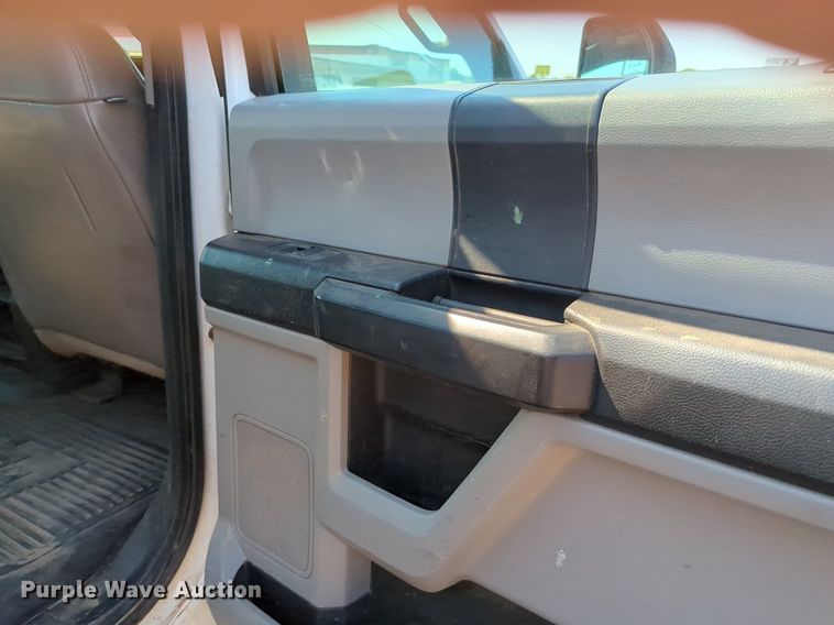 image for item NW9574 2017 Ford F250 Super Duty Crew Cab flatbed pickup truck