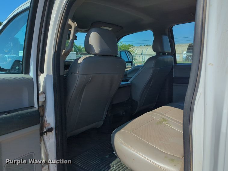 image for item NW9574 2017 Ford F250 Super Duty Crew Cab flatbed pickup truck