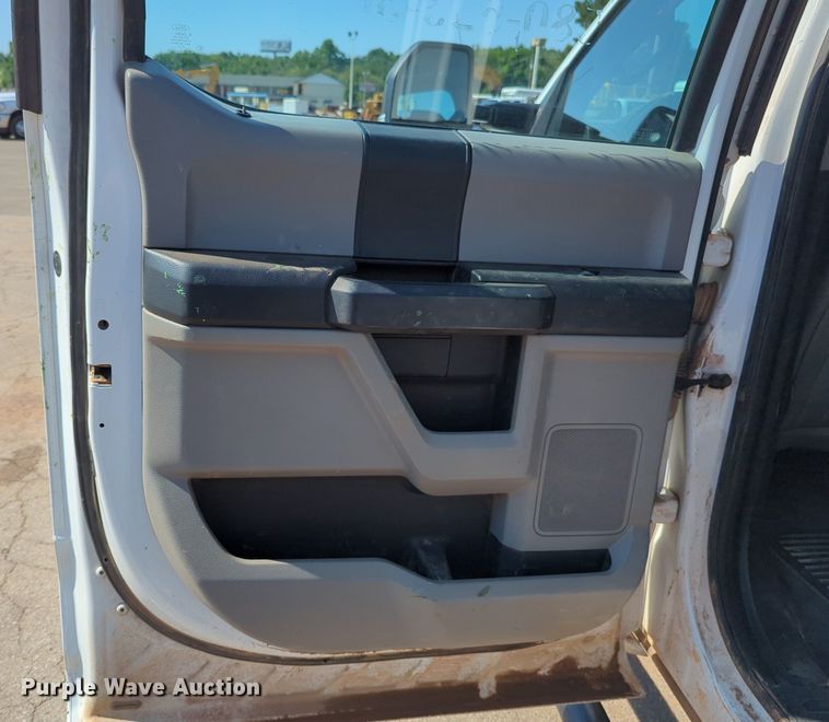 image for item NW9574 2017 Ford F250 Super Duty Crew Cab flatbed pickup truck