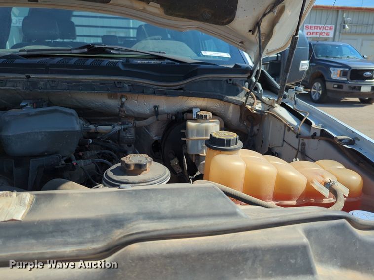 image for item NW9574 2017 Ford F250 Super Duty Crew Cab flatbed pickup truck