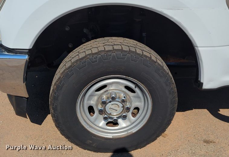 image for item NW9574 2017 Ford F250 Super Duty Crew Cab flatbed pickup truck