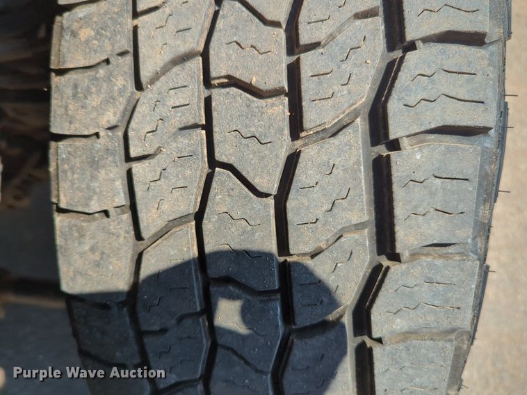 image for item NW9574 2017 Ford F250 Super Duty Crew Cab flatbed pickup truck