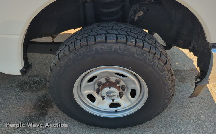 image for item NW9574 2017 Ford F250 Super Duty Crew Cab flatbed pickup truck