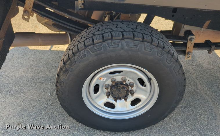 image for item NW9574 2017 Ford F250 Super Duty Crew Cab flatbed pickup truck