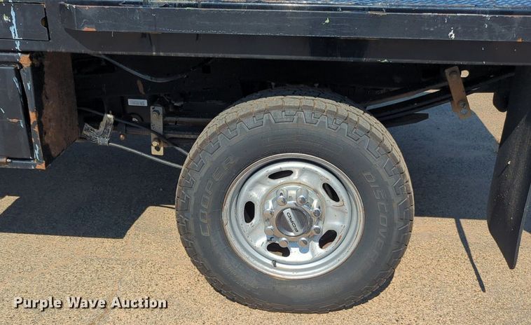 image for item NW9574 2017 Ford F250 Super Duty Crew Cab flatbed pickup truck