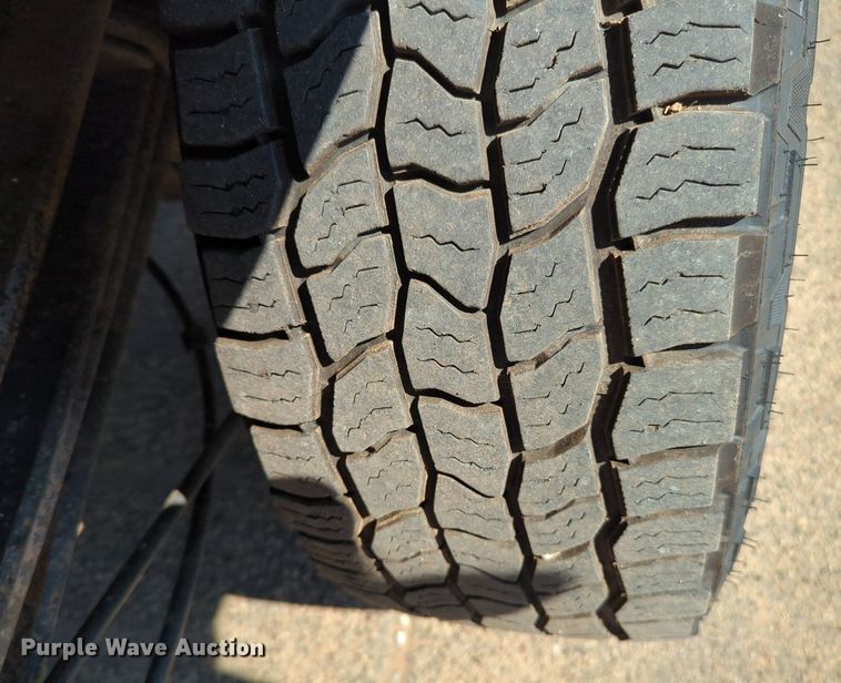 image for item NW9574 2017 Ford F250 Super Duty Crew Cab flatbed pickup truck