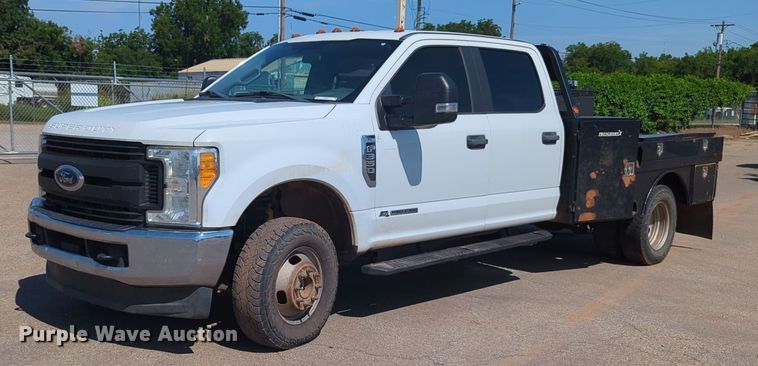 image for item NW9577 2017 Ford F350 Super Duty Crew Cab flatbed pickup truck