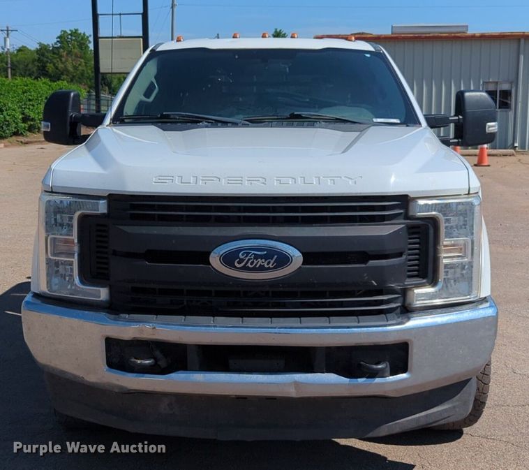 image for item NW9577 2017 Ford F350 Super Duty Crew Cab flatbed pickup truck