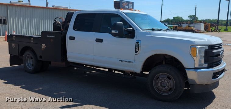 image for item NW9577 2017 Ford F350 Super Duty Crew Cab flatbed pickup truck