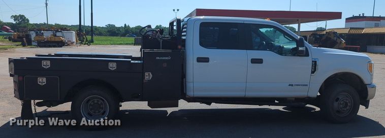 image for item NW9577 2017 Ford F350 Super Duty Crew Cab flatbed pickup truck