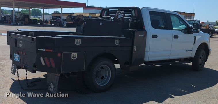 image for item NW9577 2017 Ford F350 Super Duty Crew Cab flatbed pickup truck