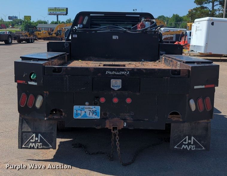 image for item NW9577 2017 Ford F350 Super Duty Crew Cab flatbed pickup truck