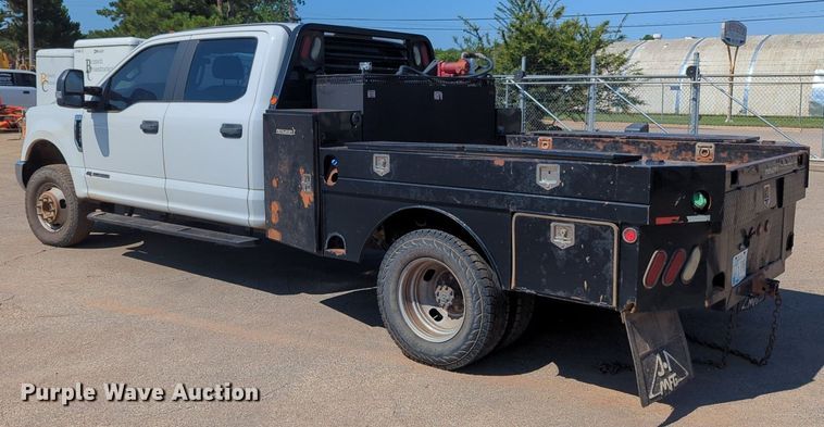 image for item NW9577 2017 Ford F350 Super Duty Crew Cab flatbed pickup truck