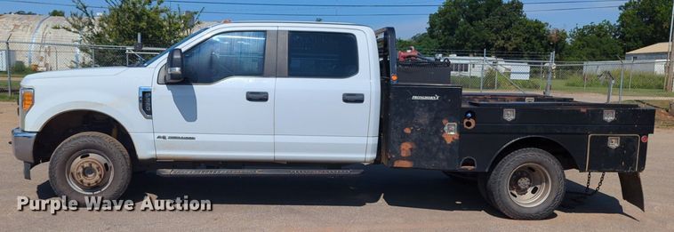 image for item NW9577 2017 Ford F350 Super Duty Crew Cab flatbed pickup truck