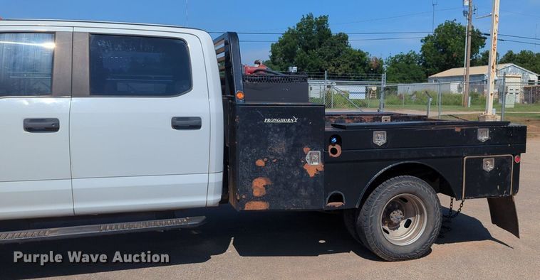 image for item NW9577 2017 Ford F350 Super Duty Crew Cab flatbed pickup truck