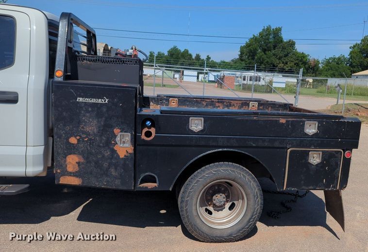 image for item NW9577 2017 Ford F350 Super Duty Crew Cab flatbed pickup truck