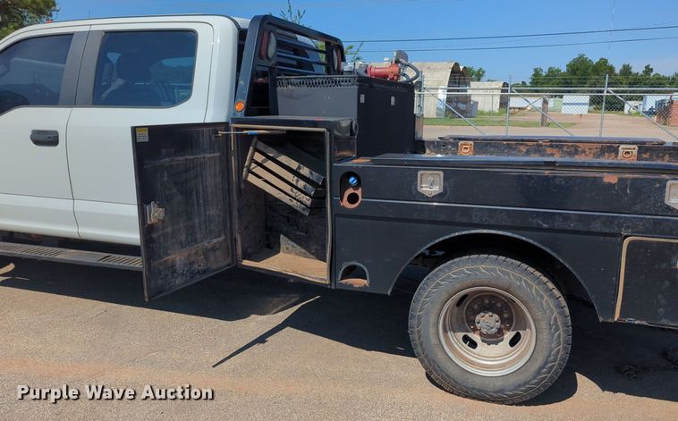 image for item NW9577 2017 Ford F350 Super Duty Crew Cab flatbed pickup truck