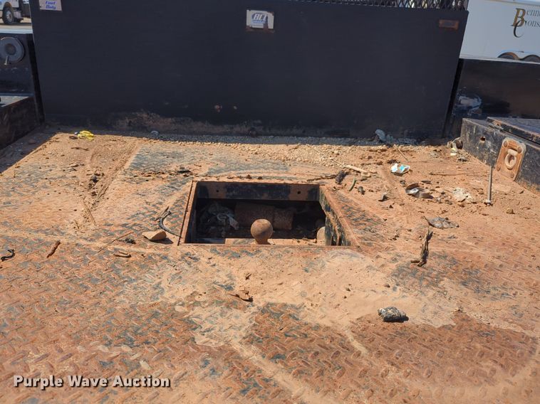 image for item NW9577 2017 Ford F350 Super Duty Crew Cab flatbed pickup truck