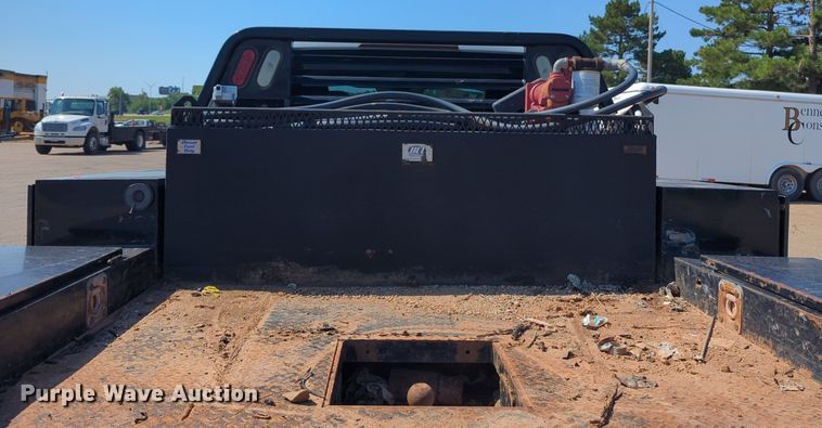 image for item NW9577 2017 Ford F350 Super Duty Crew Cab flatbed pickup truck